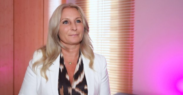 Technologie cyfrowe zmieniają sposób, w jaki firmy realizują cele zrównoważonego rozwoju, zarówno środowiskowe i społeczne, jak i związane z ładem korporacyjnym. Sztuczna inteligencja i analiza danych pomagają monitorować emisje, zarządzać wpływem na środowisko, projektować usługi na rzecz społeczeństwa oraz wzmacniać cyberbezpieczeństwo użytkowników. Jednocześnie rozwój AI rodzi nowe wyzwania w obszarze ESG związane z etyką, kompetencjami i śladem węglowym technologii.